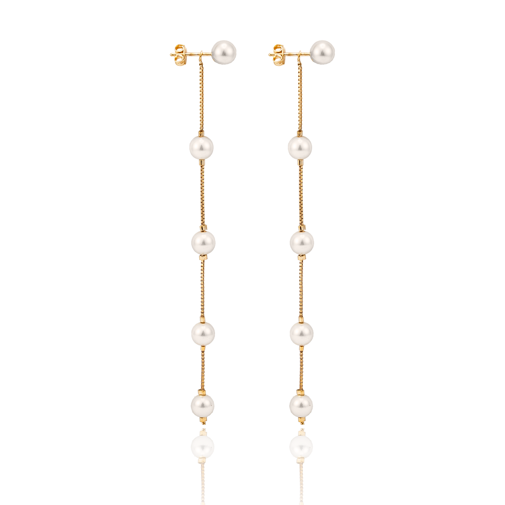 A pair of elegant gold chain drop earrings features alternating spherical white pearls.