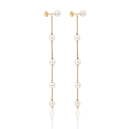 A pair of elegant gold chain drop earrings features alternating spherical white pearls.
