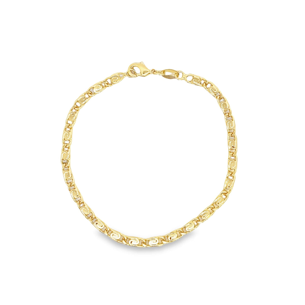 A shiny yellow gold chain bracelet rests in a circle on a white background.